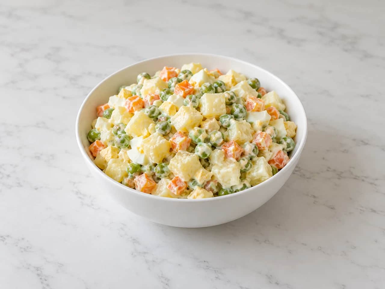 Imagen de Ensalada rusa casera con verduras y huevo duro
