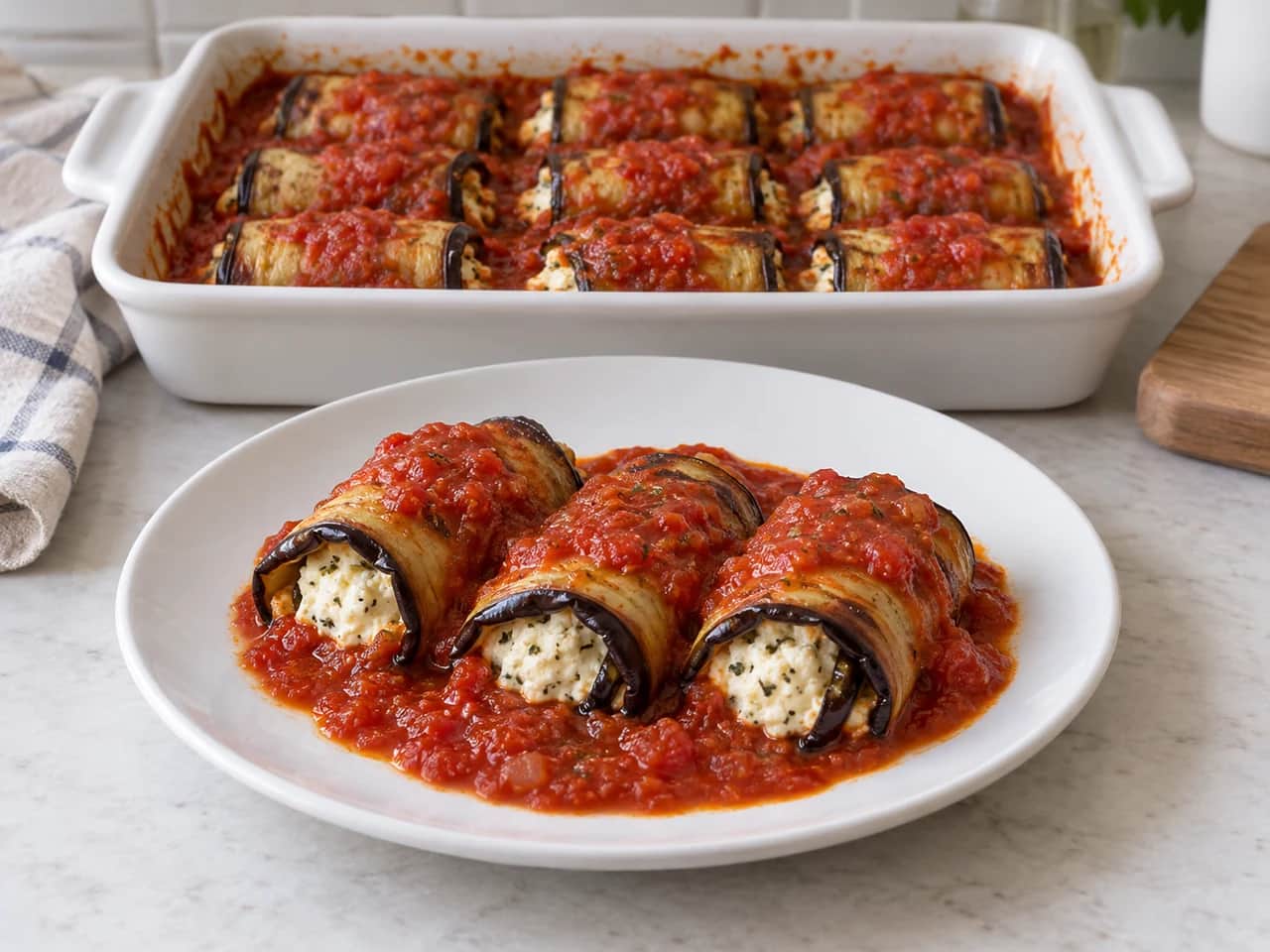 Imagen de Rollos de berenjena con tomate y ricotta