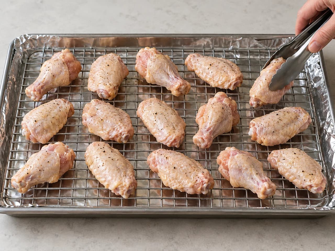 Asinhas de frango BBQ no forno com molho de tomate: Tempere e distribua sem amontoar