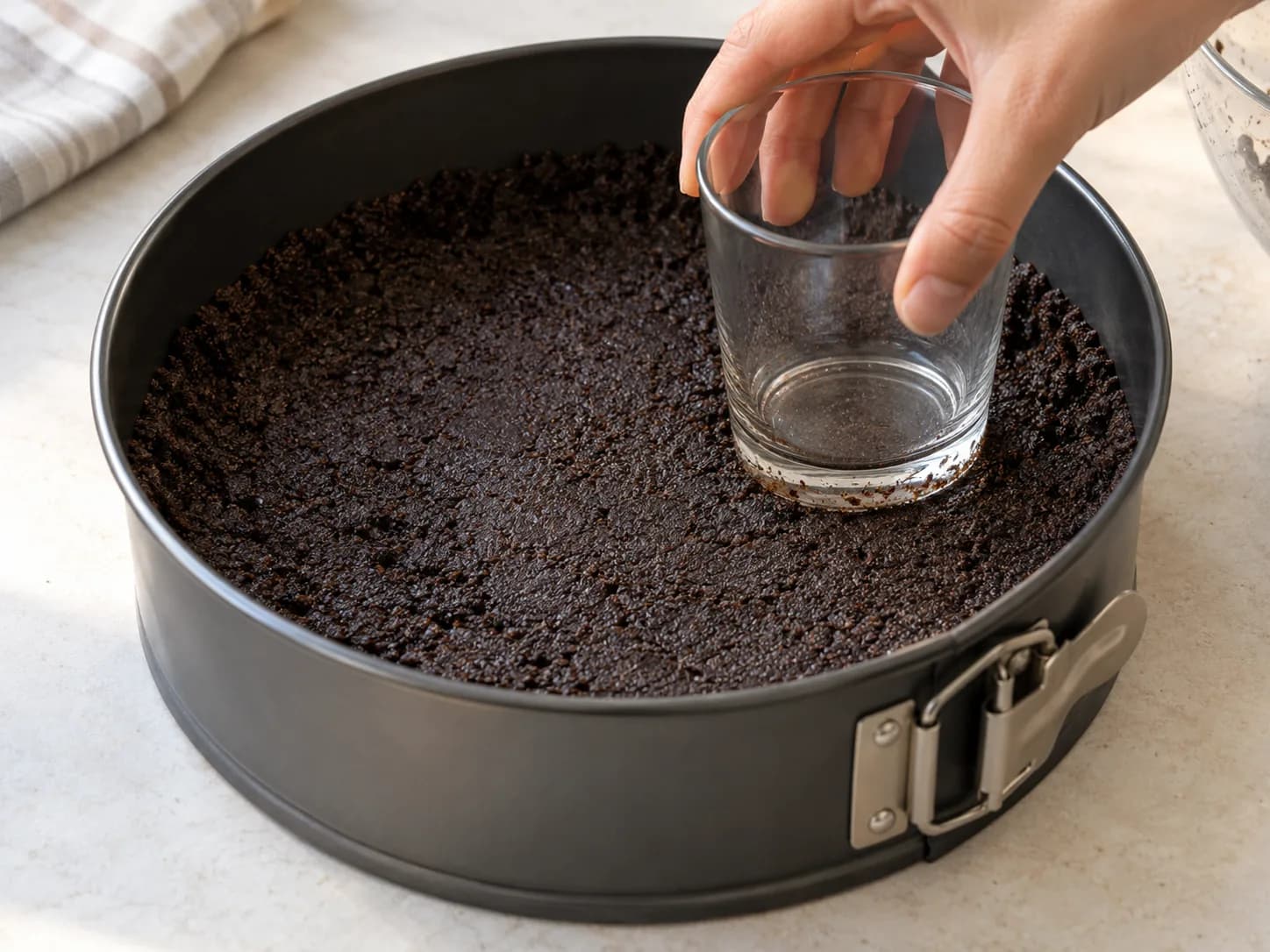 Cheesecake Oreo senza cottura: Formare la base