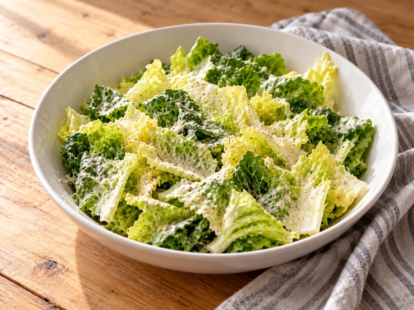 Salada Caesar com frango: Misture a alface