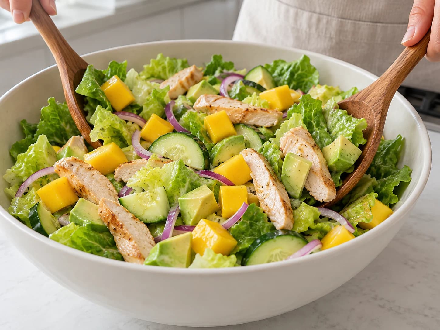 Chicken salad with avocado and mango: Assemble gently