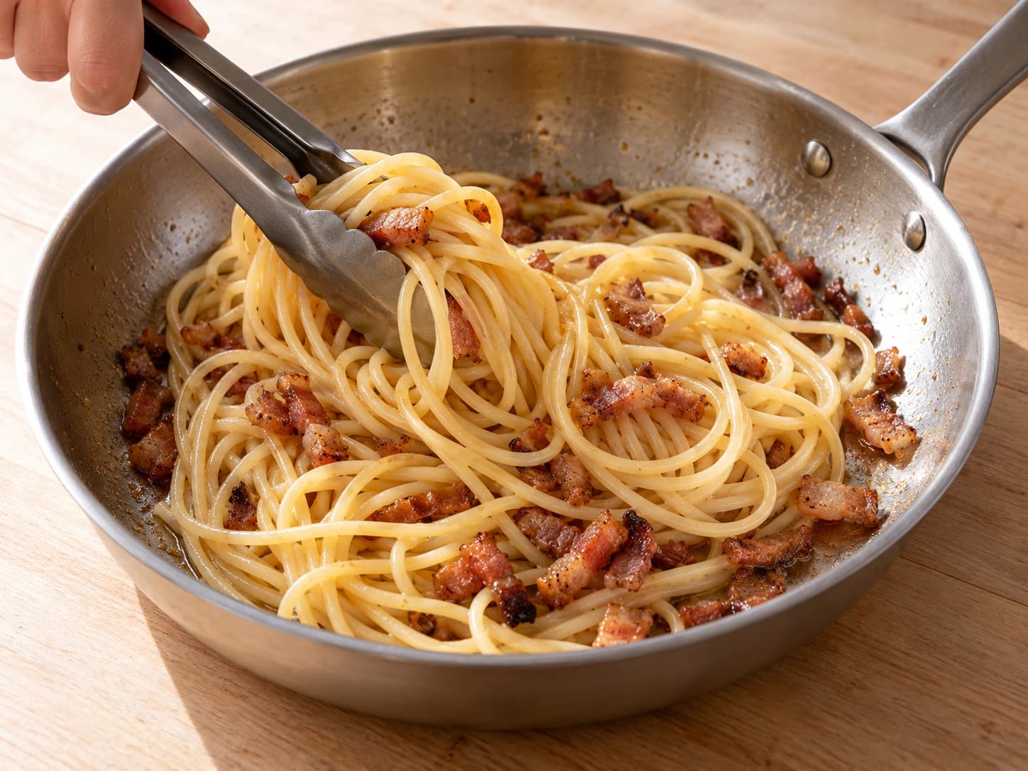 Spaghetti carbonara: Mélanger avec le guanciale