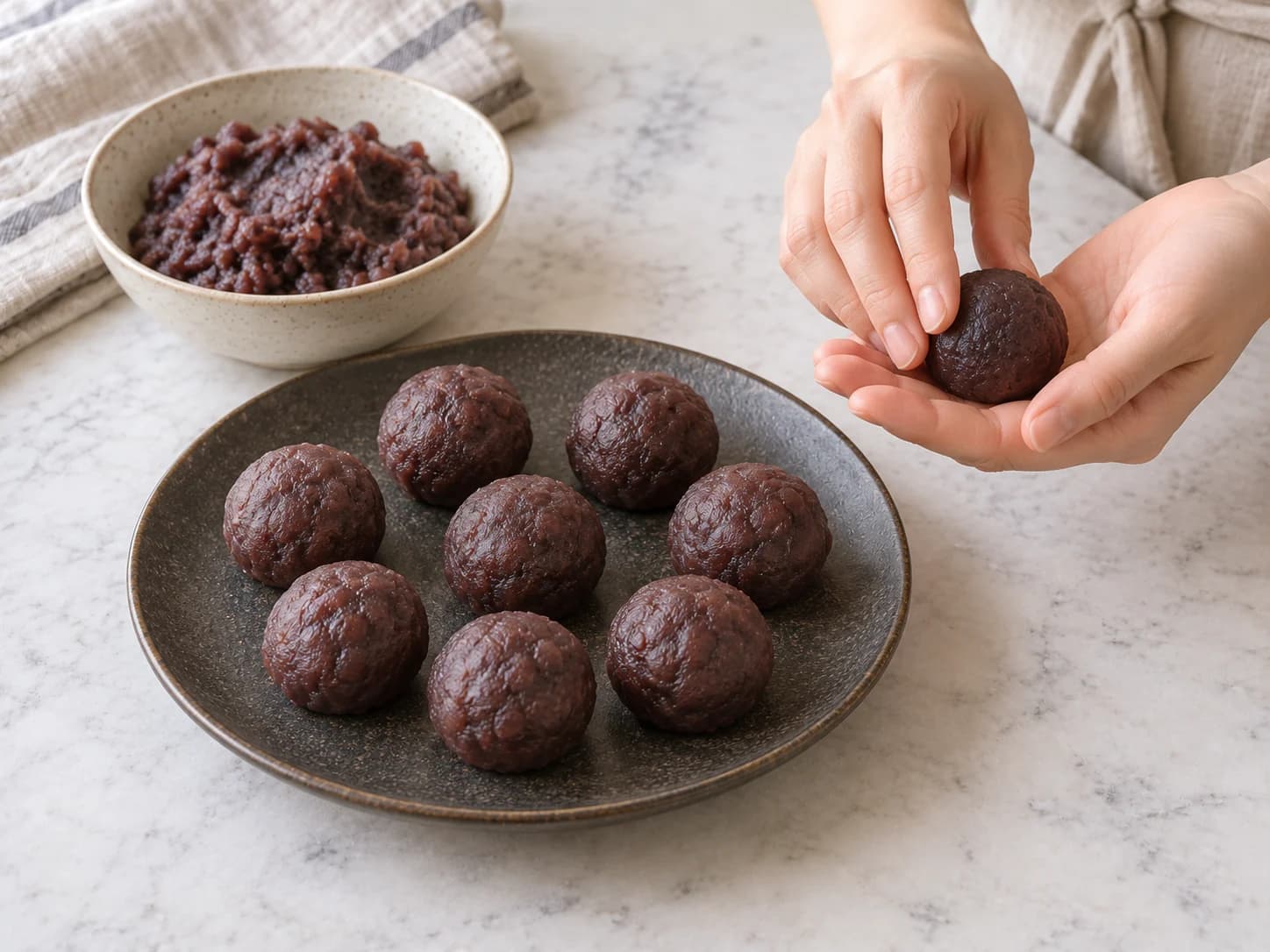 Mochi: dolce giapponese ripieno di pasta di fagioli rossi: Forma le palline di ripieno