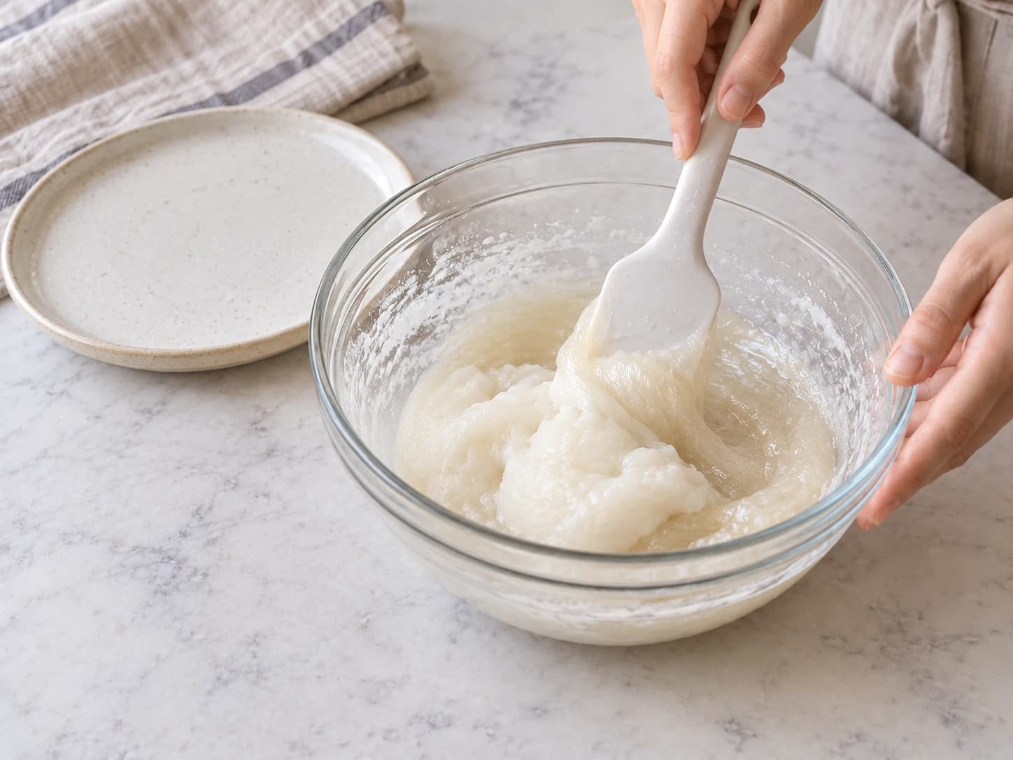 Mochi: dolce giapponese ripieno di pasta di fagioli rossi: Cuoci e mescola