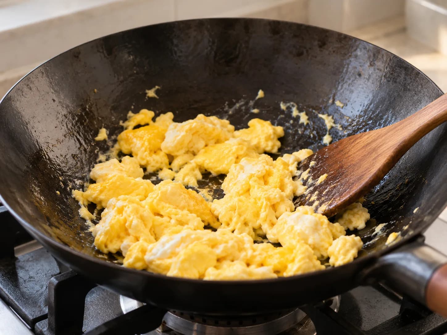 Riso saltato con pollo e uova: Cuocere le uova