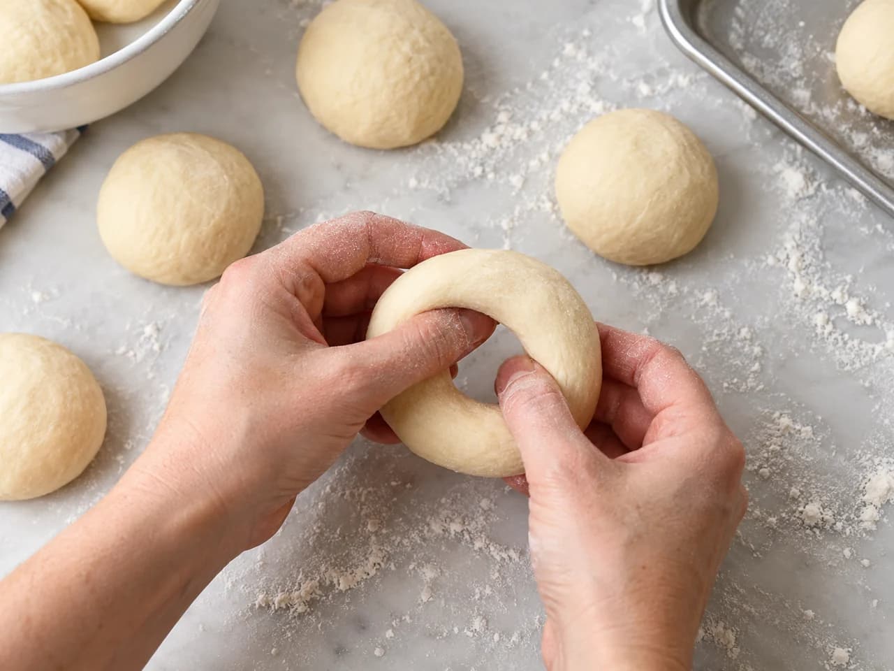 Ciambelle lievitate glassate alla vaniglia: Forma dodici anelli senza ritagli