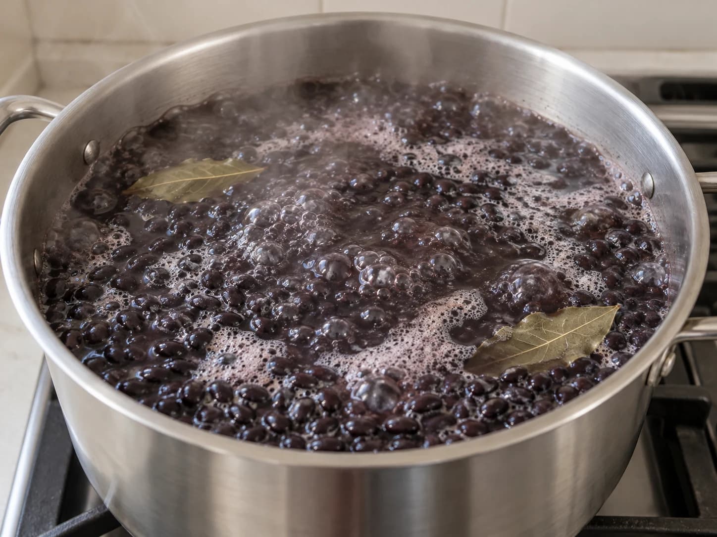 黒豆と豚肉の家庭風フェイジョアーダ: 火を弱める前に豆を沸騰させる
