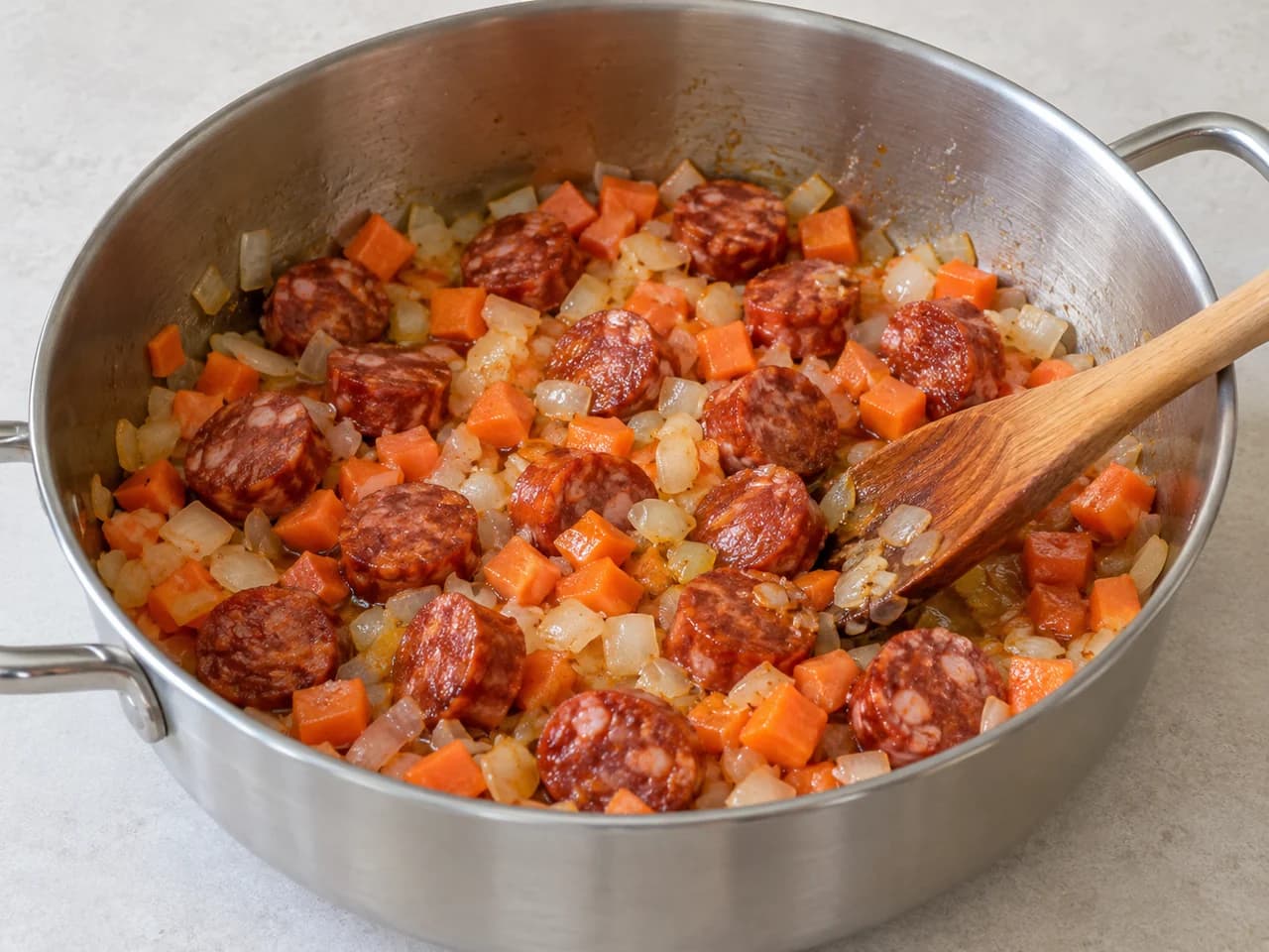 Grão-de-bico com chouriço fresco e tomate: Amacie cebola e cenoura