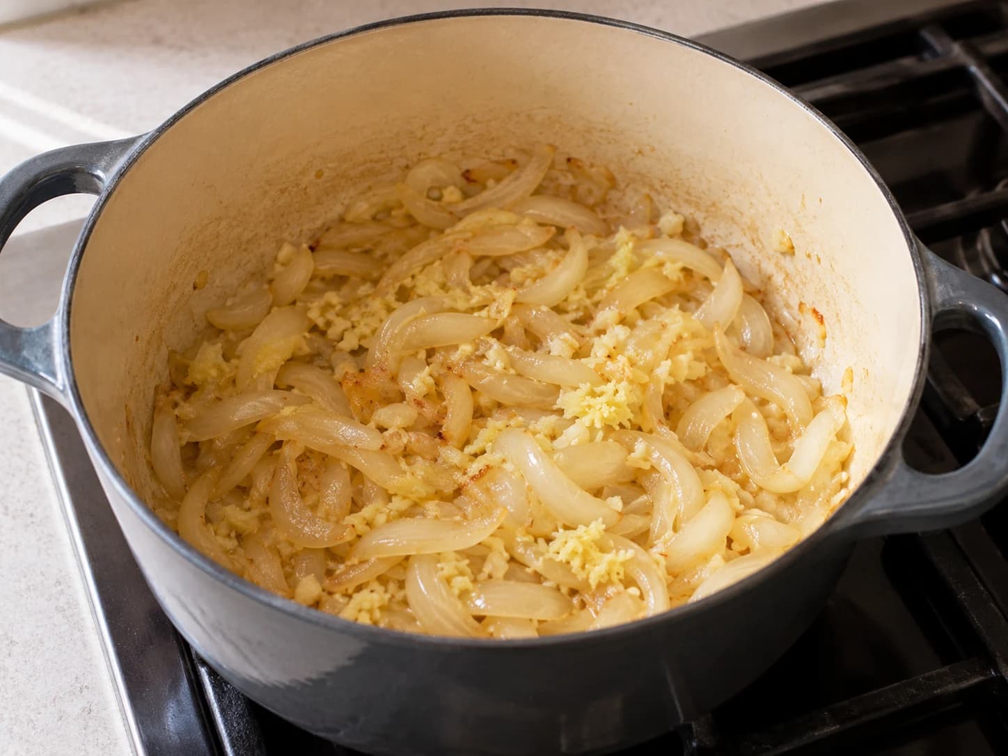 Kare raisu: curry giapponese con riso: Rosolare la cipolla