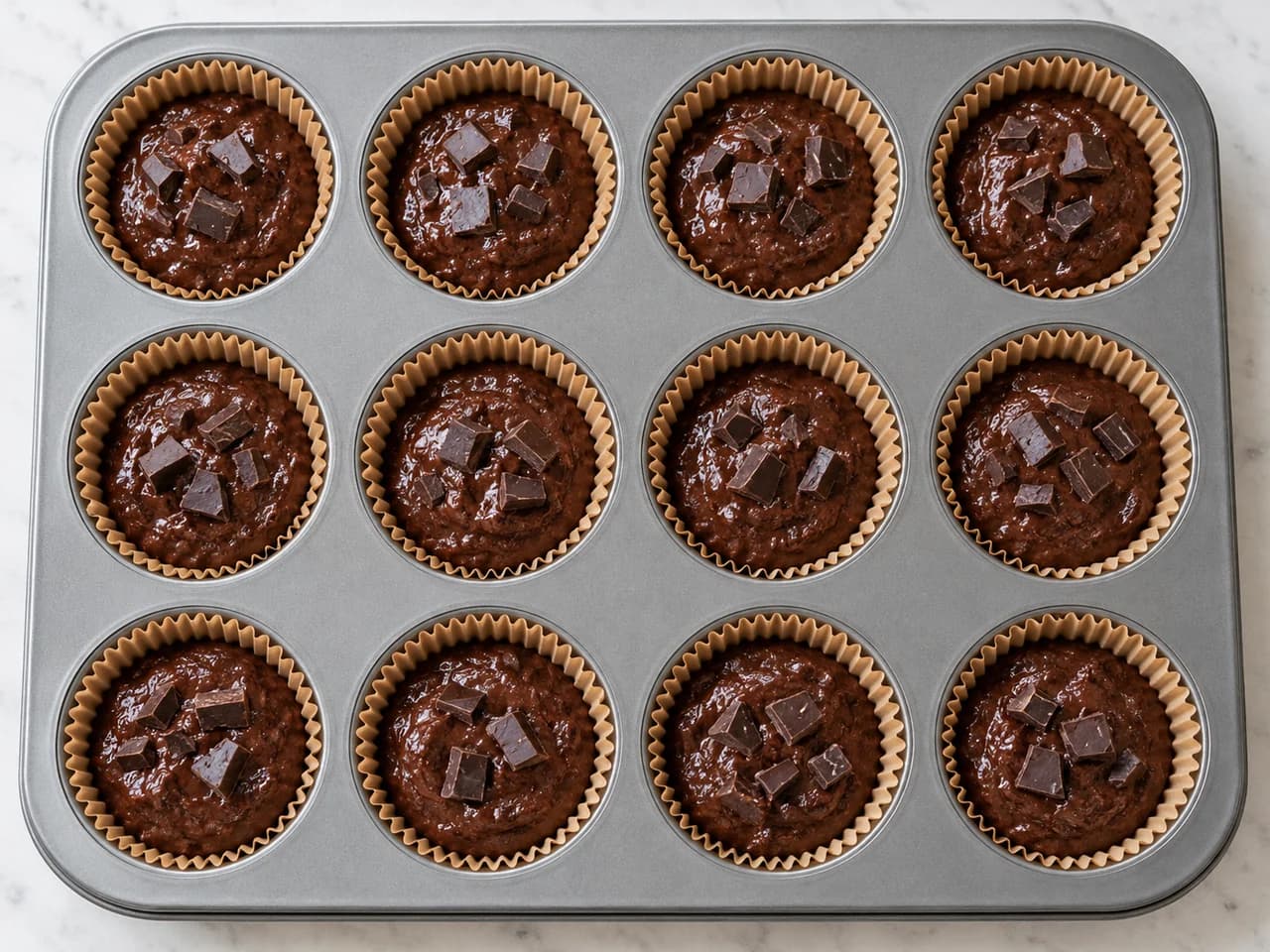 ココアとチョコチップのチョコレートマフィン: 十二個のカップに分ける