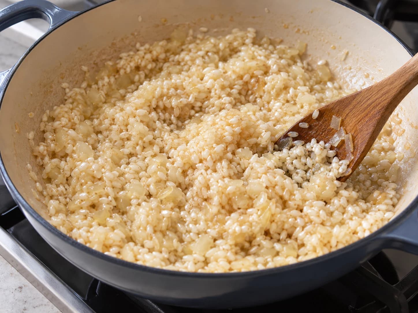 Meeresfrüchterisotto mit Garnelen und Tintenfisch: Reis anschwitzen