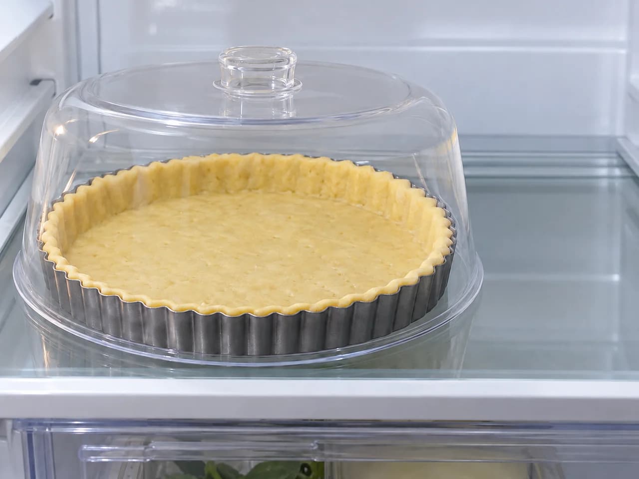 Torta de morango com creme de confeiteiro e base assada: Resfrie a base e misture o creme