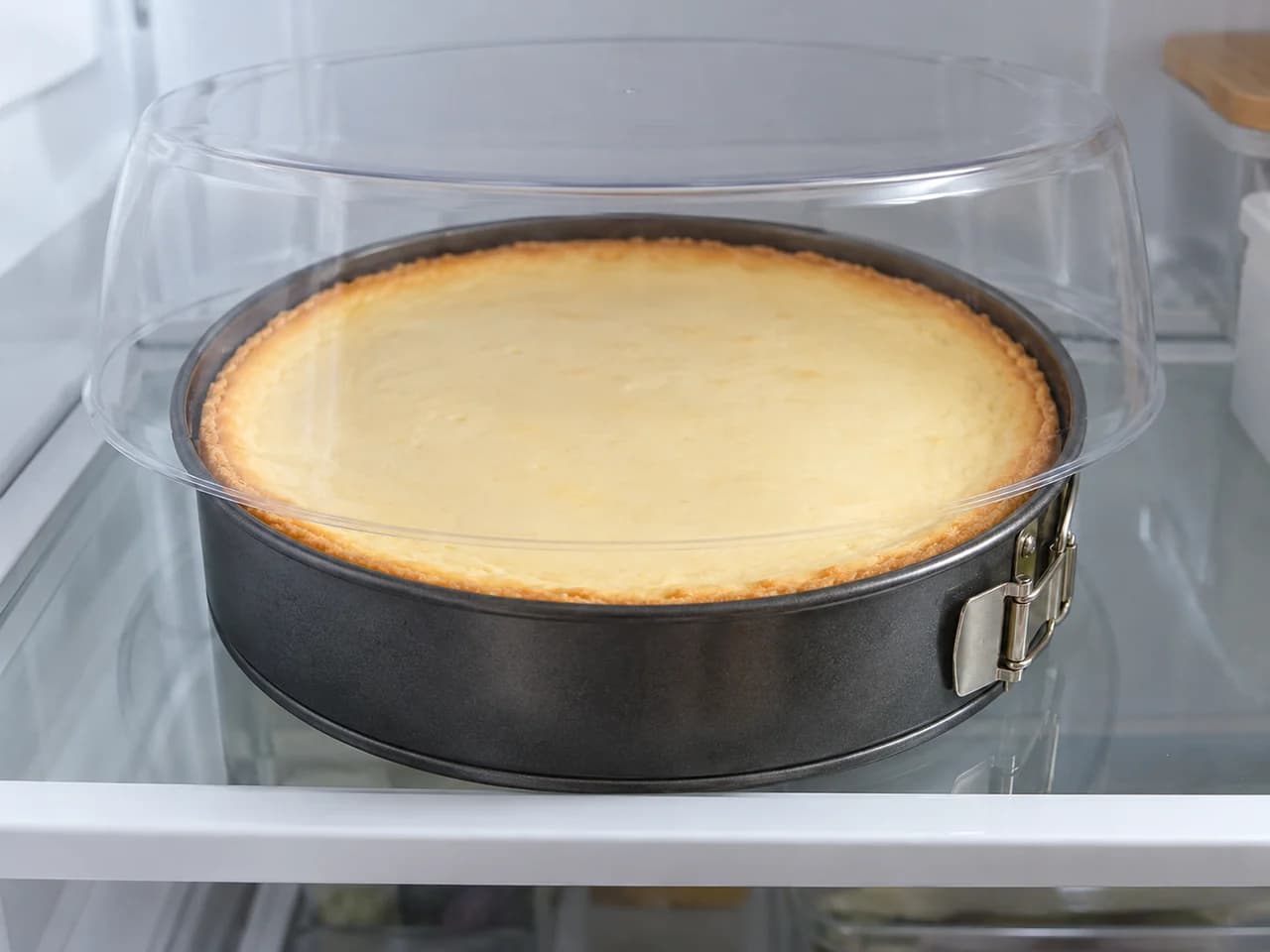 Cheesecake clássico assado com base de biscoito: Amorne brevemente e resfrie por completo