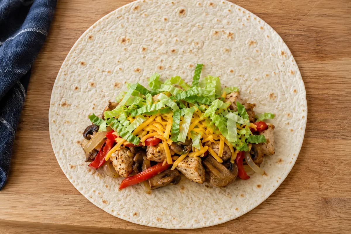 Chicken and mushroom wraps with cheese: Divide the filling