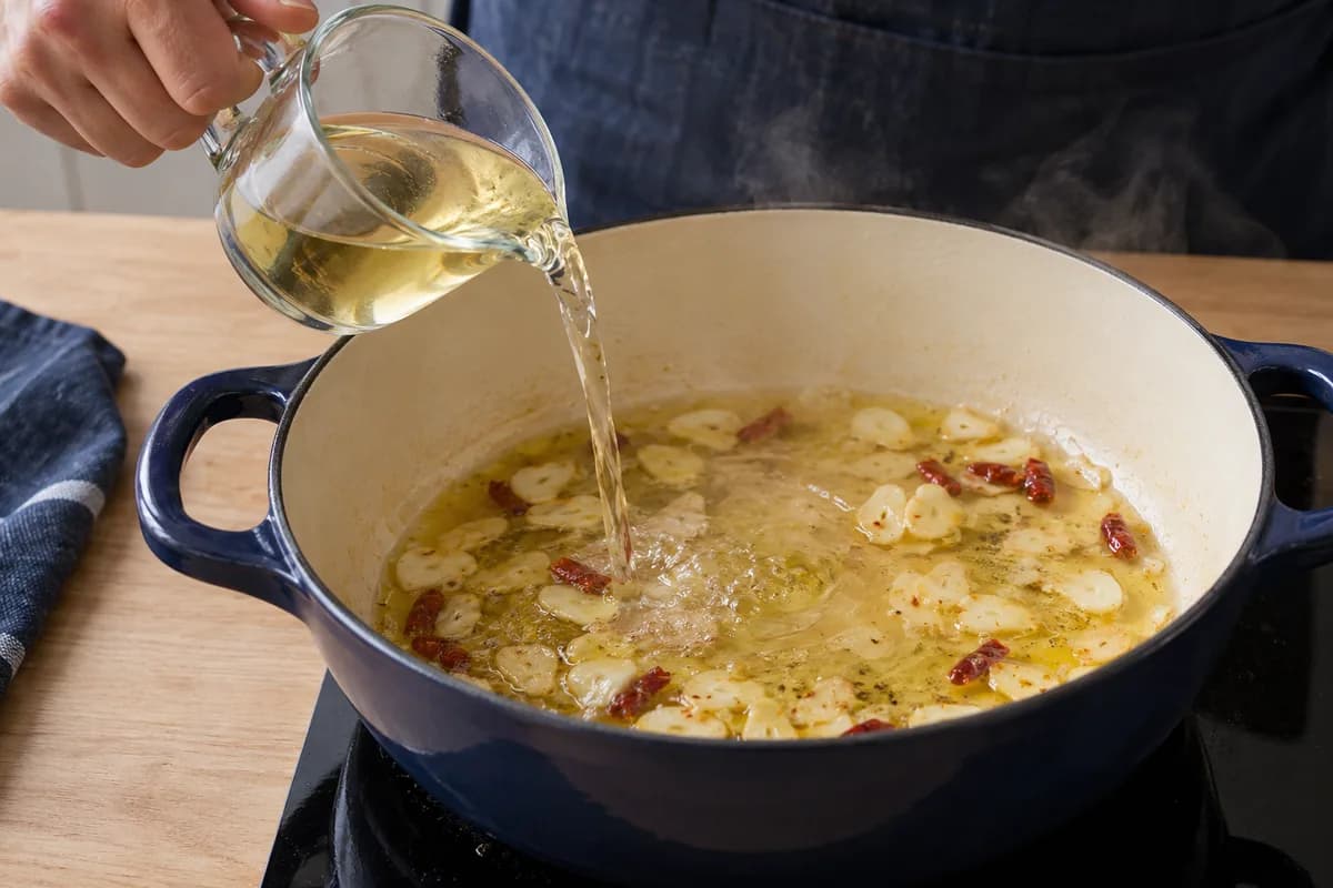 Moules à l'ail, au vin blanc et au persil: Ajouter le vin et porter à ébullition