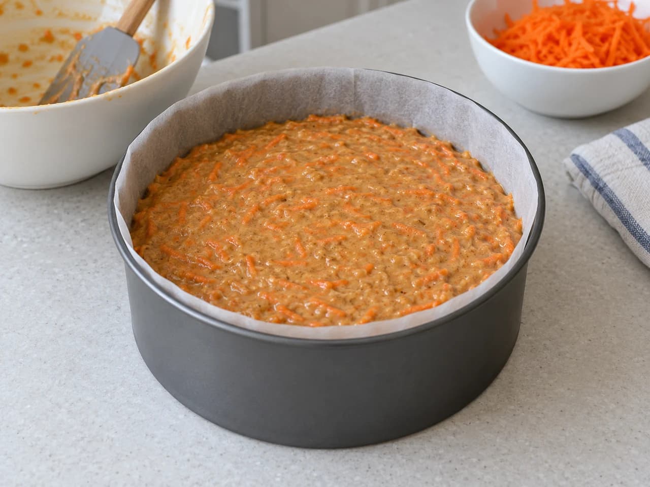 Torta di carote senza copertura: Riempi lo stampo