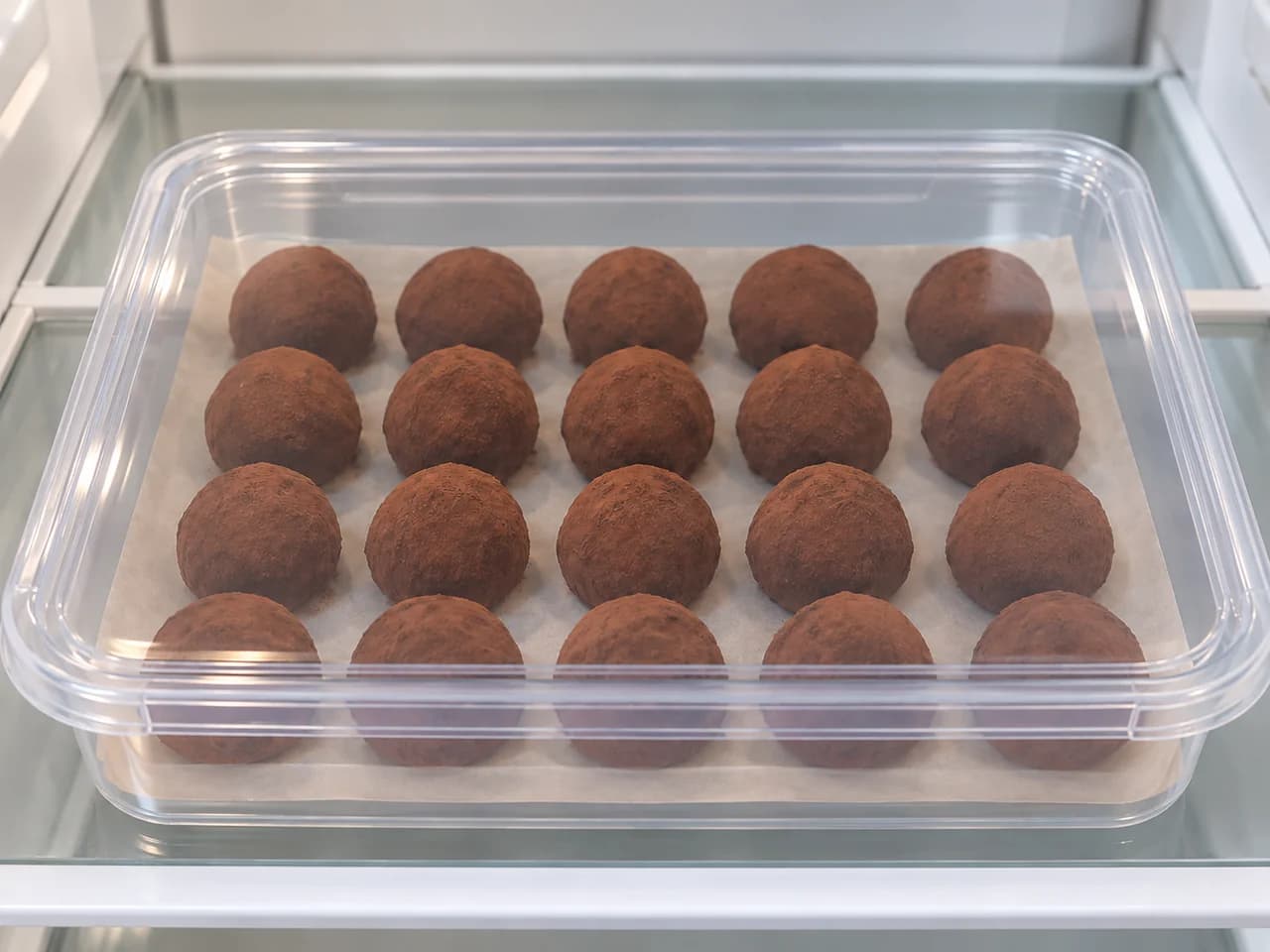 Proposta de trufas de chocolate amargo com cacau: Firme novamente na geladeira