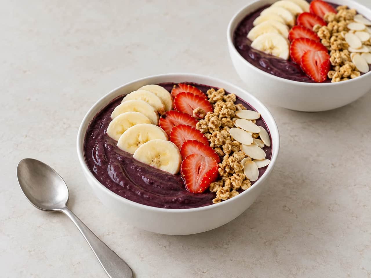 Imagen de Açaí bowl con plátano, fresas y granola