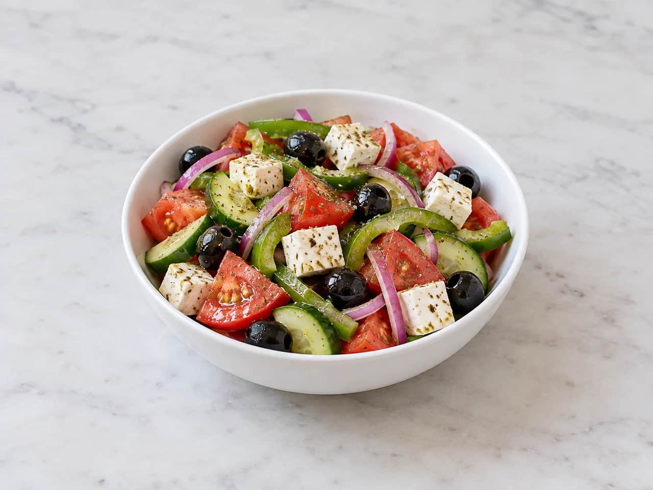 Imagen de Ensalada griega propuesta con feta y aceitunas