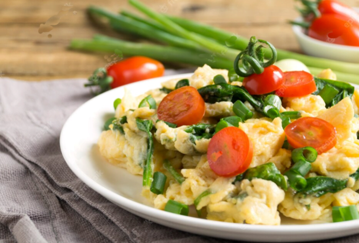 Huevos revueltos con espinacas y tomates