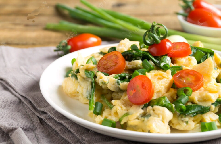 Huevos revueltos con espinacas y tomates