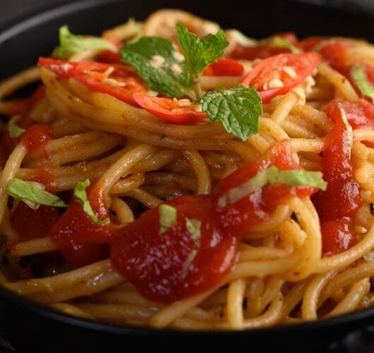 Espagueti con Salsa de Tomate y Albahaca