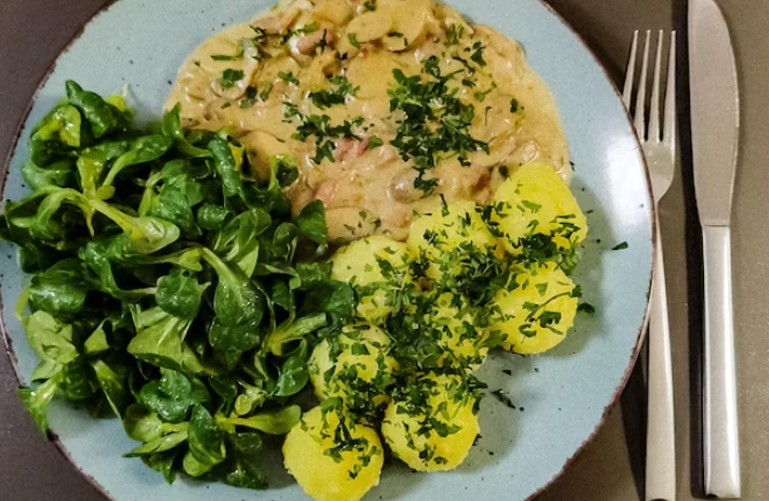 Huevos revueltos con espinacas y tomates