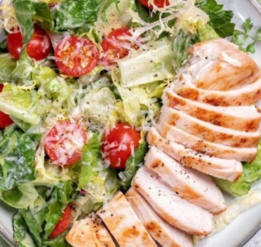 Insalata primaverile con pollo