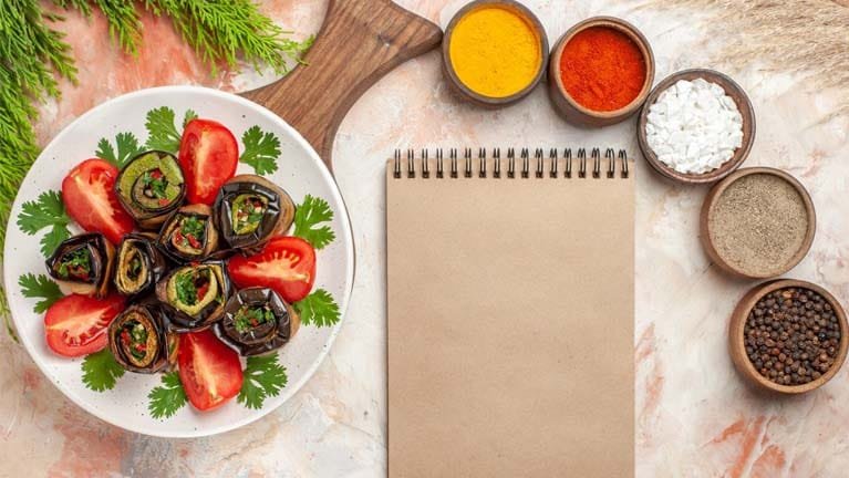 rollos de berenjenas con tomates