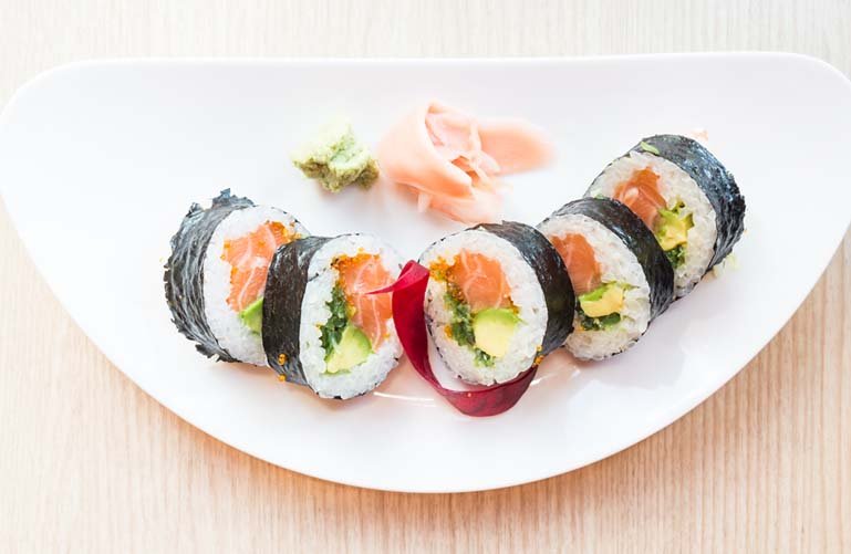 Sushi de salmón y aguacate