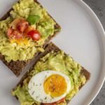 tostadas de aguacate y huevo 2