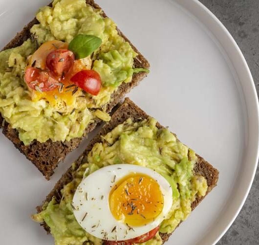 Tostadas de aguacate y huevo