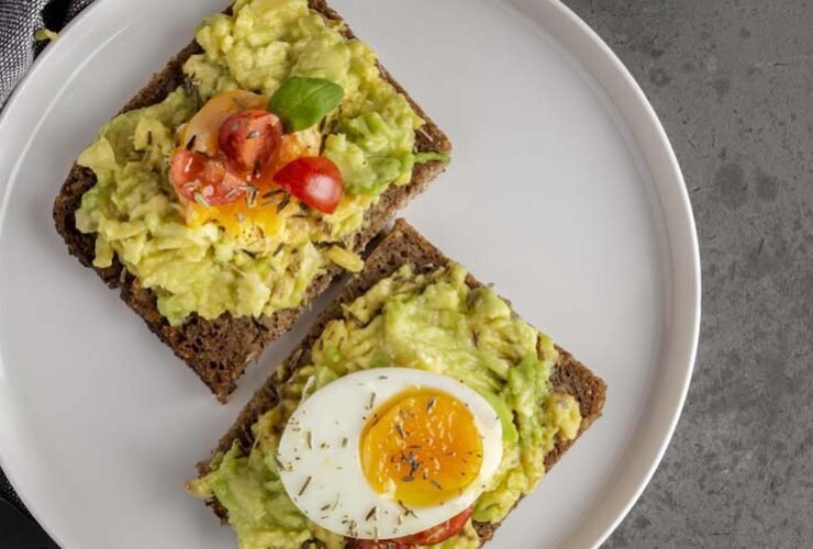 tostadas de aguacate y huevo 2