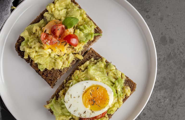 tostadas de aguacate y huevo 2