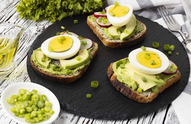 tostadas de aguacate y huevo