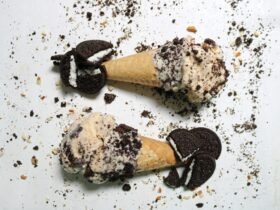 due coni gelato con sopra dei biscotti oreo