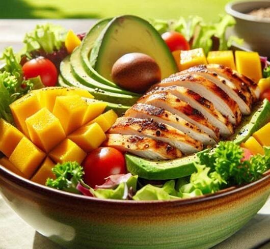 Ensalada de Pollo con Aguacate y Mango