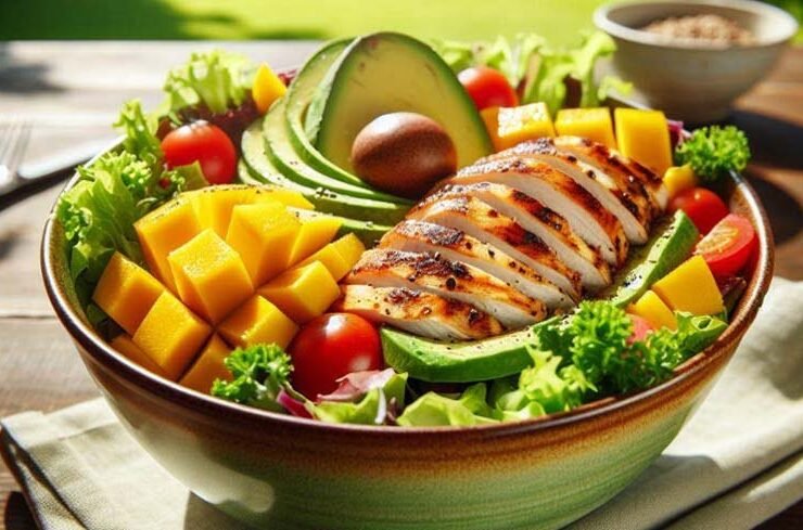 Ensalada de Pollo con Aguacate y Mango