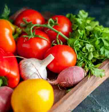 Nutrición Real Selección de vegetales frescos de temporada para una cocina saludable.