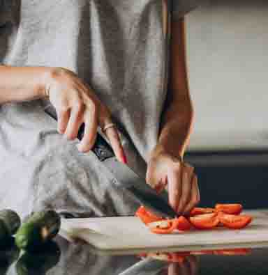 Técnicas de Cocina Manos preparando una receta saludable siguiendo técnicas profesionales.